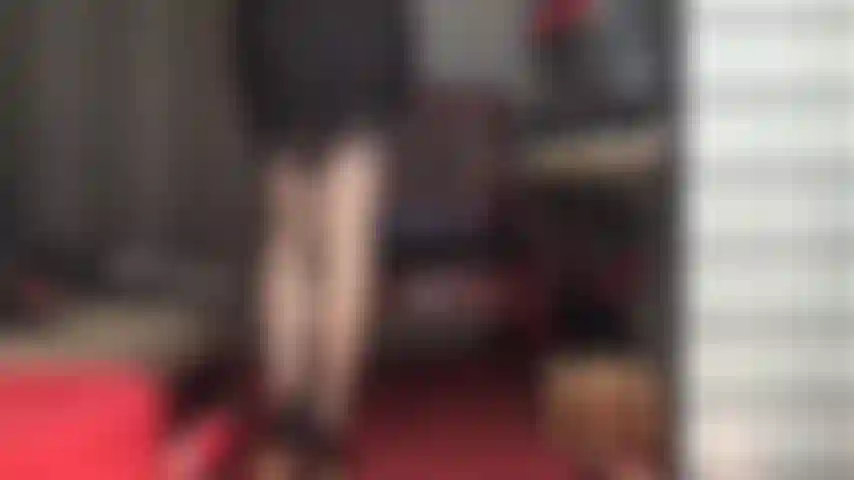 Giarrettiere, calze di nylon vintage nere con cuciture, guanti sexy e tacchi eccitano oltremodo il tuo cazzo da schiavo. Calze a strati su calze color carne lucide. Quanto di questa scintillante provocazione può sopportare il tuo cazzo?