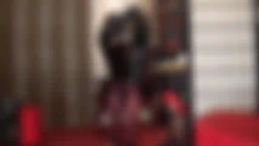 Ammiro lo straordinario sedere della mia padrona con la sua gonna a tubino in pvc lucido e i collant opachi marroni con mutandine di pizzo sotto.