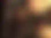 Con delle calze sexy in pizzo nero e delle décolleté in pelle rossa su delle lunghe gambe sexy, mentre la mia padrona stuzzica un grosso cazzo nero.