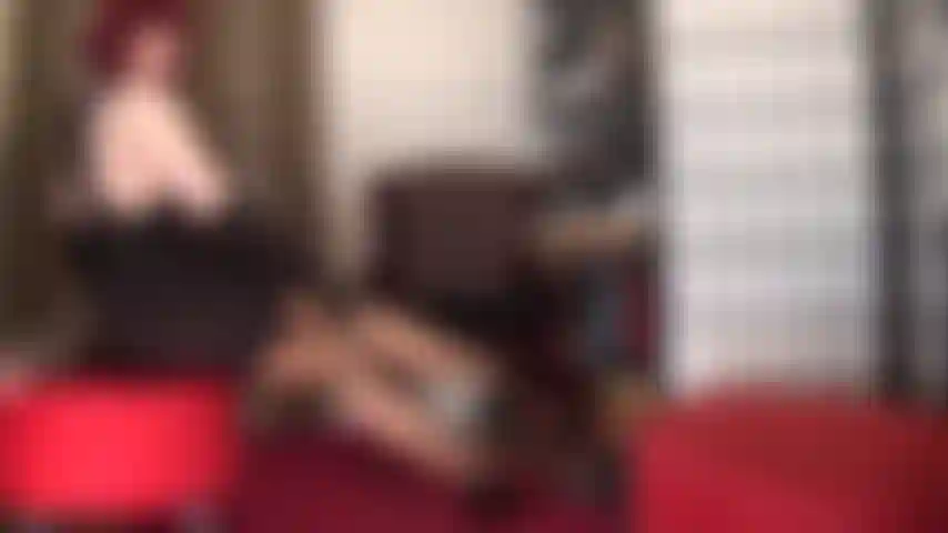 Provocante e provocante in calze marroni, giarrettiere e lingerie di pizzo.