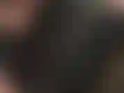 Pelle nera, occhi azzurri, rossetto rosso. Guanti e adorazione del viso: questo sarà il tuo nuovo modo preferito per adorare la tua dea!