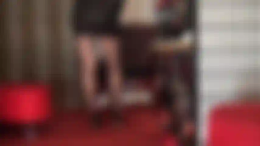 I collant contenitivi sono un feticcio a sé stante. La parte rinforzata di questo paio di calze nere attira l'attenzione sul meraviglioso sedere di mistress vivian.