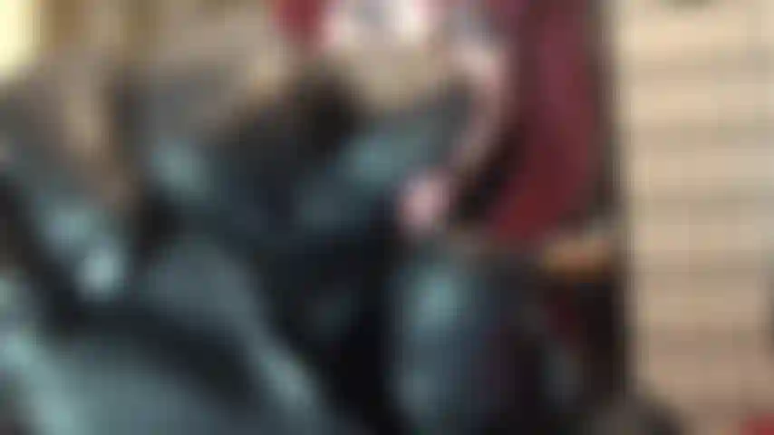 Dominata dalla padrona in pelle e dal suo grosso cazzo marrone.