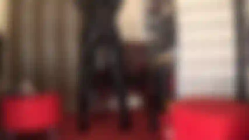 Il culo incredibilmente caldo della mia padrona dei baci, con i miei jeans attillati in pvc lucido e gli stivali sopra il ginocchio.