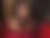 La padrona mostra il suo fantastico culo e i suoi fianchi in collant lucidi, accovacciata, pronta a mungere il tuo cazzo intrappolato tra i suoi piedi e i suoi talloni.