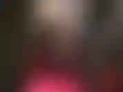 Gambe e sedere sexy in collant di nylon nero trasparente, abbinati a sandali con plateau e pelle.