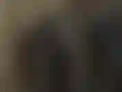 Il fantastico sedere della padrona nei pantaloni di raso nero lucido è tuo da ammirare.