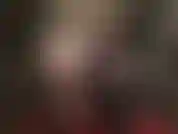 Curve irresistibili in una tuta di nylon nero trasparente e mutandine sotto i collant.