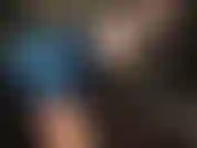 Faccio una sega indossando un vestito di lattice blu.