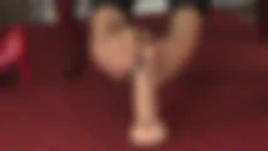 Faccio footjob in collant color sabbia: guarda questi piedi perfetti avvolti attorno a un grosso cazzo.