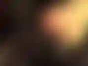 Mmm guanti di pelle... Una padrona vestita completamente di pelle con tocchi di cappello e provocazioni con guanti di pelle da vicino.