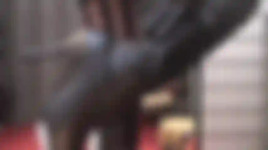 Adoro stivali e guanti di pelle in collant a righe. La padrona vivian fa scorrere lentamente le sue dita di pelle lungo i suoi meravigliosi sopra il ginocchio di pelle, suscitando in te il forte desiderio di venire nella sua mano guantata.