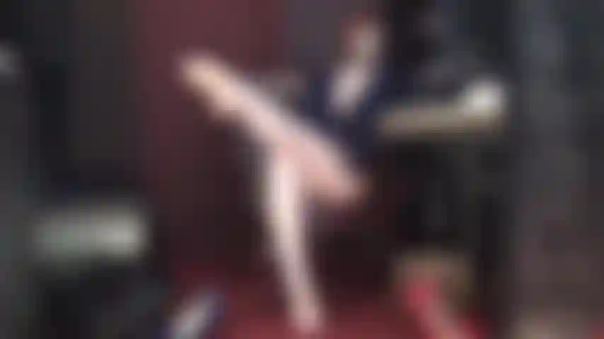 Sensuale feticismo dei piedi e stimolazione mentale: la padrona vivian si diverte a giocare con il tuo cazzo e la tua mente. Ti fa avvicinare alle sue gambe nude, ai suoi piedi nudi e ai suoi capezzoli.