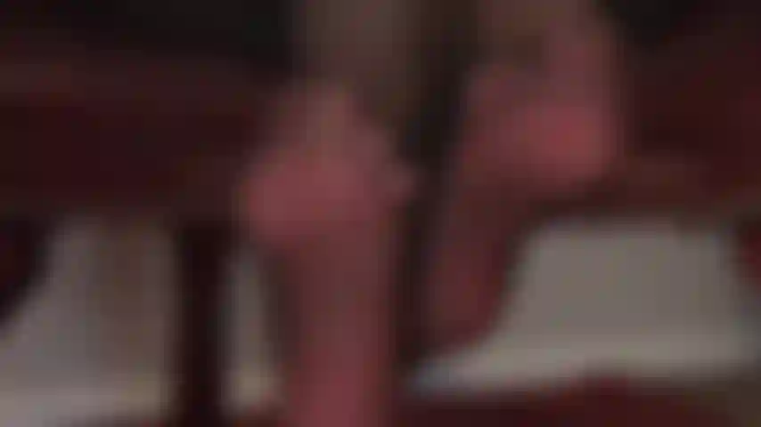 Hai un debole per i piedi nei collant con le cuciture: i collant neri trasparenti con cuciture rosse a contrasto sono così belli.