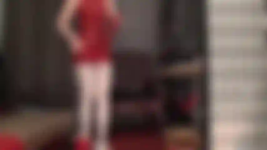 Il lattice rosso si abbina bene ai collant bianchi: la padrona indossa un succinto miniabito di gomma rossa e collant bianchi lucidi. Aggiunge guanti di lattice lunghi fino alle spalle e un piccolo perizoma rosso per le viste tentatrici sotto la gonna.