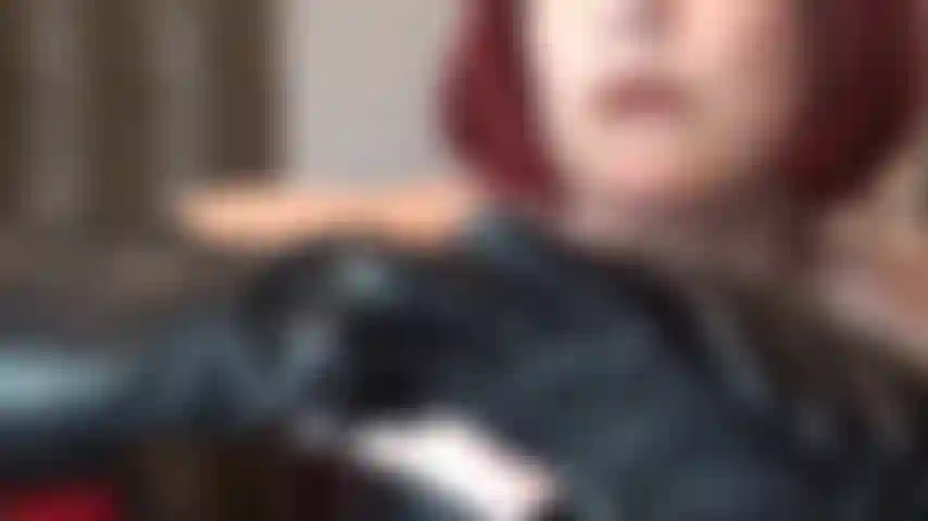 Una splendida tentazione in pelle: pelle nera su pelle bianca e pallida. La padrona vivian mi stuzzica con spalle scoperte, corsetto in pelle e guanti lunghi fino alle spalle.