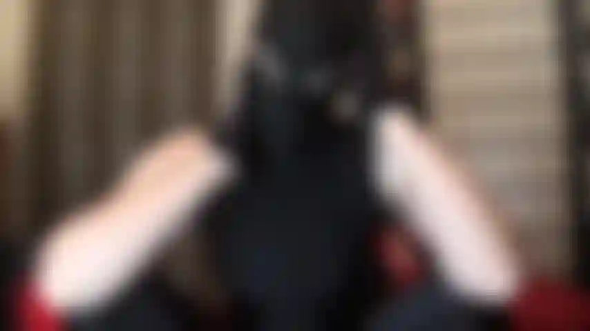 Feticista della lycra con cappuccio: tuta, guanti e maschera ti eccitano.