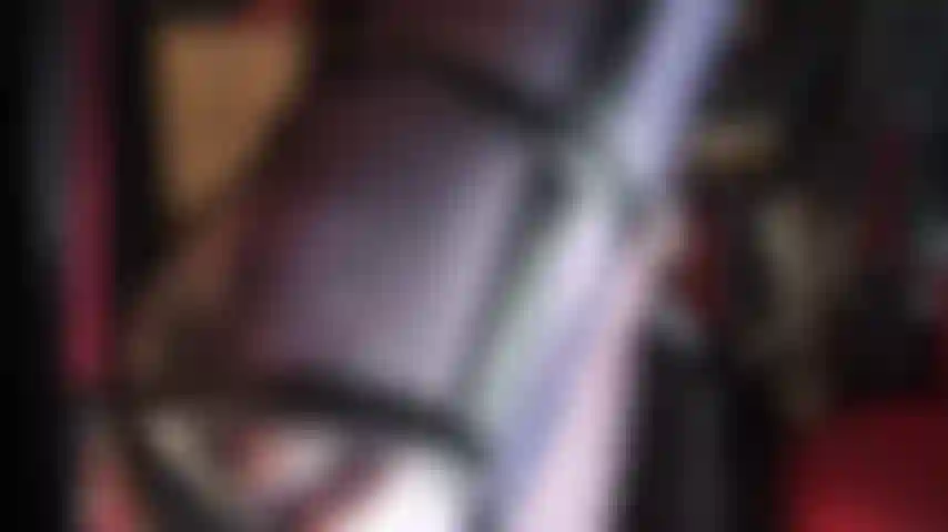 Con lunghe gambe sexy in nylon e graziose dita dei piedi in collant blu navy lucidi e sandali con cinturino a spillo.