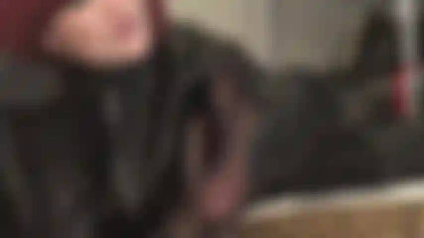 Adoro i miei piedi profumati nei collant neri rinforzati mentre riposano sul tavolo.