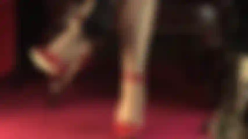 Adoro i miei piedi in collant opachi color cuoio e tacchi rossi con cinturino alla caviglia, fino alla perfezione a piedi nudi.