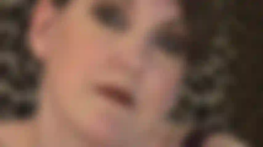 Il bel viso della mia amante dai capelli corti.