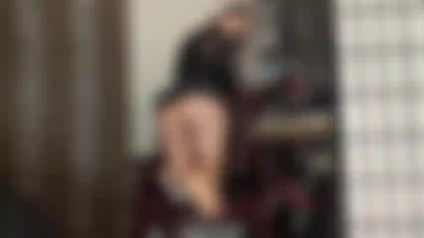 Sei dipendente dai piedi e dal culo in collant della padrona. Avvicinati, annusa queste suole di nylon sudate e passa il naso lungo tutta la cucitura del collant.