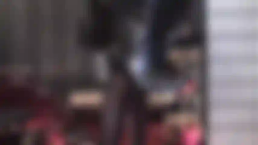 Adorazione degli stivali di pelle: la padrona vivian, vestita in pvc nero lucido, esige l'adorazione di un paio di stivali di pelle al ginocchio e di stivali di pelle con plateau fino alla coscia.