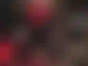 Per femminucce in raso - adorazione della dea in raso con enorme strapon. La padrona presenta il suo splendido completo in raso lucido e setoso, camicetta, guanti, gonna lunga, stivali alti e un grosso cazzo bianco.