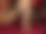 Gambe lucide in collant dorati che penzolano, ciabatte basse in pelle, cazzo provocante con i piedi e mani guantate.