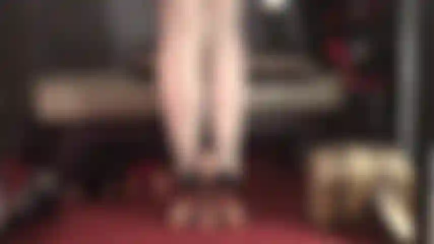 I miei piedi con le cuciture color avorio e i tacchi a spillo luccicanti ti conquistano. Lasciati tentare da questo footjob in nylon e da questo heeljob.