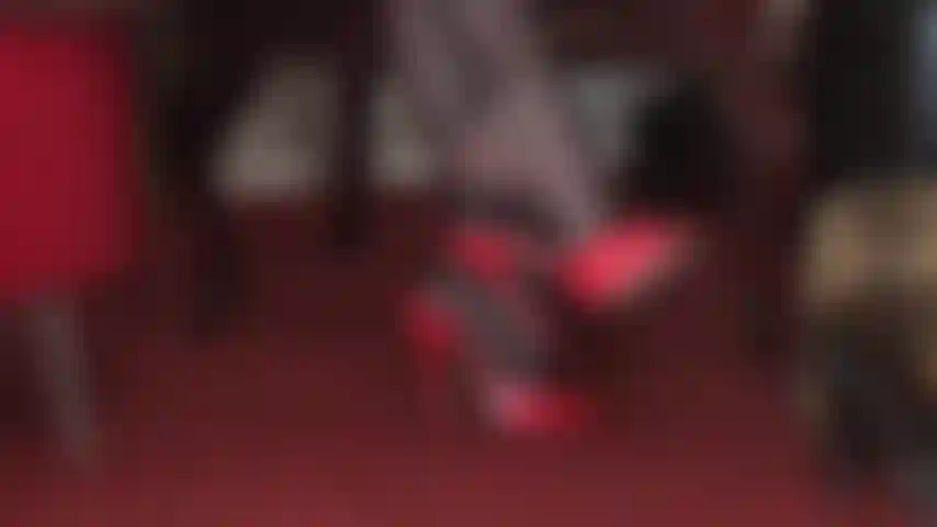 Inchinati ai suoi talloni e ai suoi piedi: ti trascinerai lentamente verso i piedi della padrona, in collant e con le sue mule di pelle rossa, ammirandone ogni centimetro.