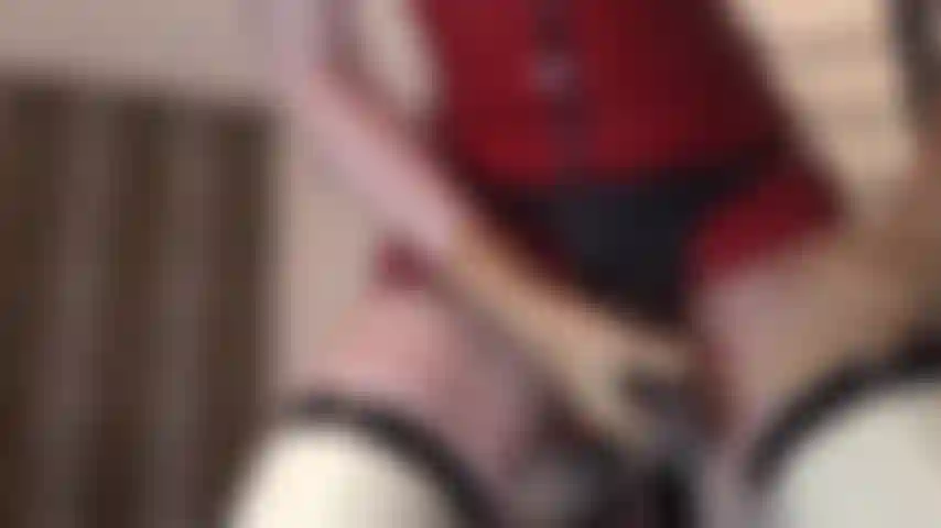 La padrona lubrifica il suo grosso cazzo nero e lo accarezza con forza, spremendolo nella tua bocca.