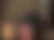 Ammiro il meraviglioso sedere della mia padrona con una minigonna di gomma nera lucida e collant e calze a rete lucide a strati.