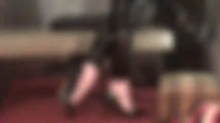 Per i footboy e gli amanti dei tacchi... Feticismo dei piedi, immersione delle scarpe, tacchi alti, piedi nudi, leggings in pvc.