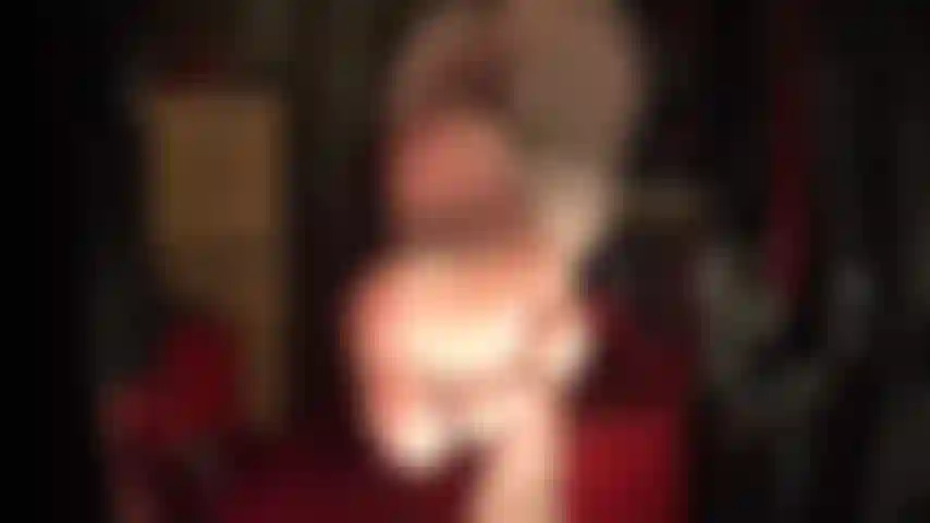 Con il culo nudo in perizoma nero e le piante dei piedi nude, morbide e rugose, e le dita dei piedi sexy.