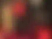 Una dea bionda che ti permette di adorare il suo culo indossando leggings rossi attillati e una tuta con perizoma in pvc, ti scopa la bocca con guanti in pvc e il culo con un enorme strap-on nero.