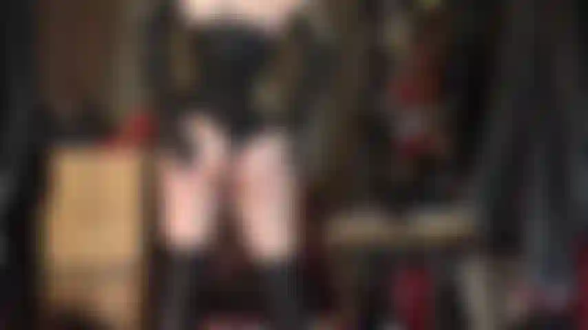 Questa dea della pelle è tutta per te: guanti lunghi, stivali sopra il ginocchio, corsetto di pelle e pantaloncini che valorizzano il perfetto sedere rotondo della padrona vivian.