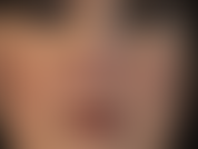 Mistress vivian ti guarda dritto nell'anima. Primo piano estremo del viso con parrucca nera.