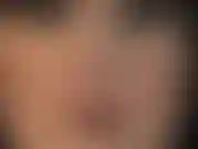 Mistress vivian ti guarda dritto nell'anima. Primo piano estremo del viso con parrucca nera.