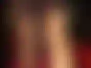 Gambe e piedi in collant grigio lucido e gonna di raso lucido stuzzicano: la padrona mette in mostra le sue curve meravigliose in questi collant lucidi e gonne di seta.