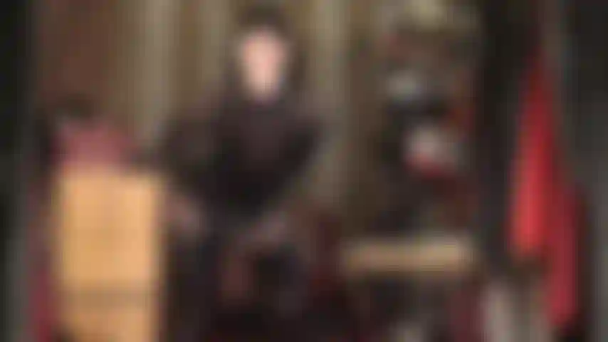 Sorellina delle mutandine di raso - hai un debole per le belle mutandine morbide e setose. Oh, la sensazione e l'odore delle mutandine consumate della padrona. Vai avanti, annusale, sentile dappertutto, indossale e strofinati.