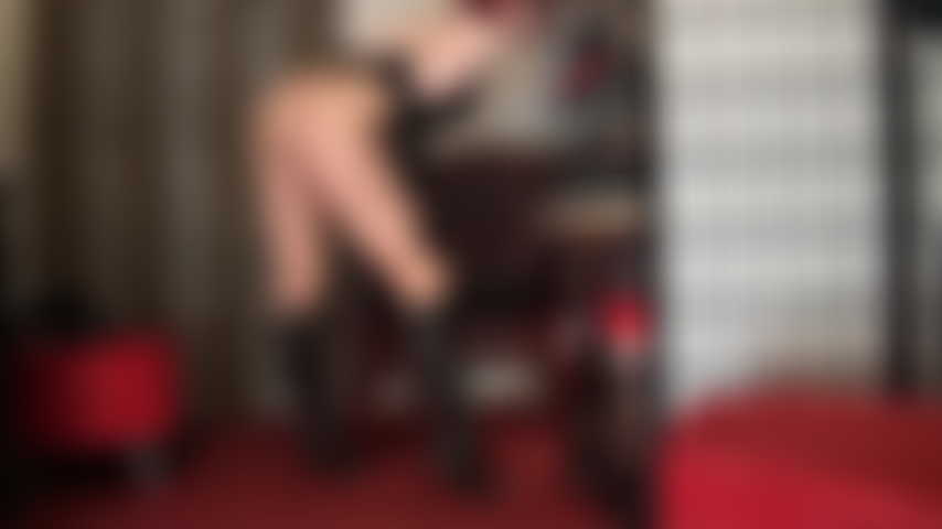 Che stuzzica sia gli amanti delle gambe che gli adoratori del sedere con questi collant color cuoio lucido e stivali al ginocchio in pelle nera con borchie.