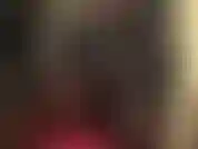 La padrona mostra le sue meravigliose gambe rivestite di nylon con collant opachi marrone scuro, abbinati a un blazer di pelle, un miniabito e tacchi a spillo rossi in acciaio.