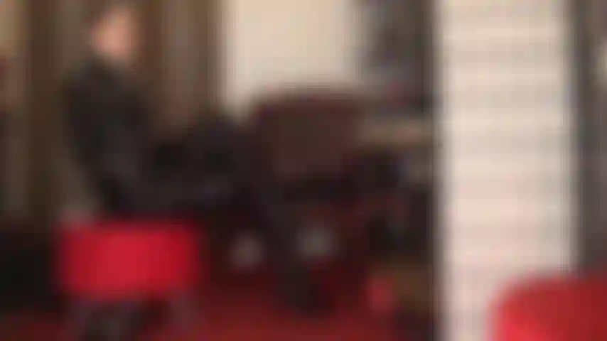 La padrona vivian conosce il potere delle sue gambe. Non hai mai avuto una possibilità mentre imploravi di adorare le sue gambe. I collant in spandex lisci come la seta, i tacchi alti con plateau, gambe così lunghe che durano per giorni, il tuo cazzo che vorrebbe essere intrappolato tra di loro...