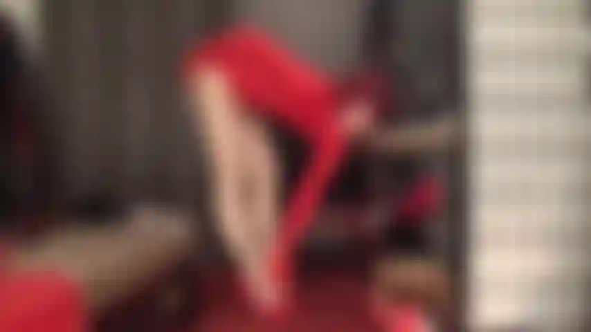 Lento e sensuale stuzzicare piedi e gambe in collant color carne lucidi. La padrona conosce il tuo debole per le sue lunghe gambe lucide, i suoi piedi perfetti, i suoi archi plantari alti...