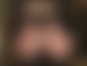 Una seduzione sensuale che adora il culo: vestita con strati di nylon, collant sopra le calze, la padrona fa scorrere le dita guantate lungo il suo perfetto culo rotondo in nylon e nudo, con le calze abbassate, in un minuscolo perizoma.