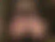 Una seduzione sensuale che adora il culo: vestita con strati di nylon, collant sopra le calze, la padrona fa scorrere le dita guantate lungo il suo perfetto culo rotondo in nylon e nudo, con le calze abbassate, in un minuscolo perizoma.