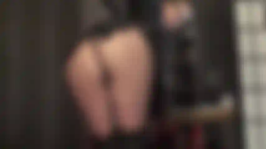 Seduta sul viso in collant e pelle, circondata dall'odore della sua calda pelle, la padrona abbassa il suo culo in collant sul tuo viso, le sue dita di pelle stuzzicano il tuo ano.