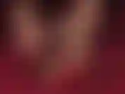 Sexy con i tacchi, collant color carne e tacchi a spillo rossi lucidi.