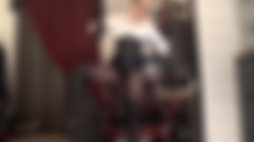 In pelle, corsetto, camicia bianca con bottoni, frustino - la padrona è così bella in pelle nera, corsetto e camicia bianca con bottoni, mentre agita il suo frustino. Adora i miei lunghi stivali di pelle nera, vieni punita dalla mia frusta mentre cerchi di avvicinarti al mio cavallo.